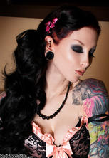 Classic tattooed pin-up babe razor candi in stockings
