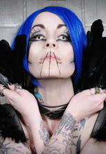 Stuning tattoed gothic babe black feather dance